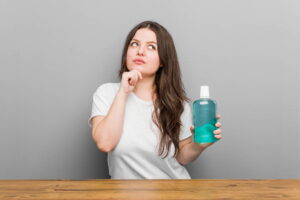 Czy warto stosować płyn do płukania jamy ustnej? - Dentysta